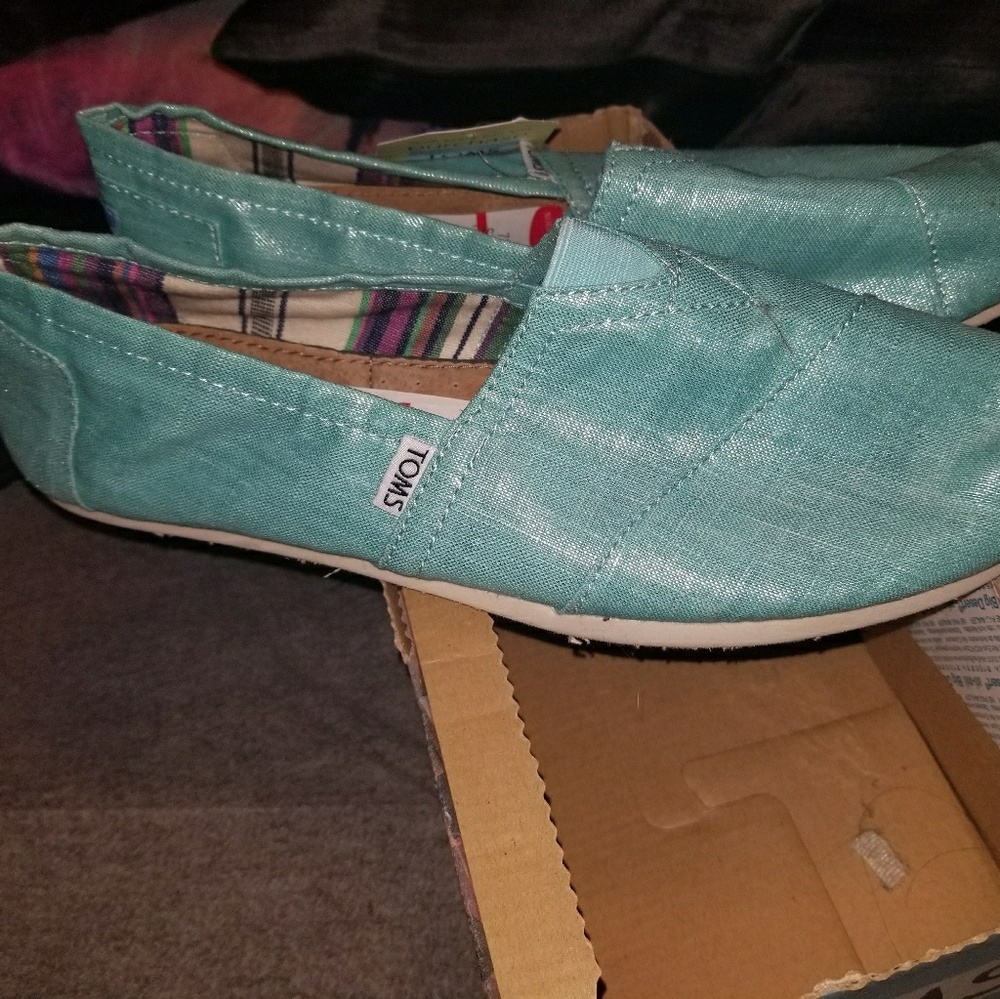 Brand new toms